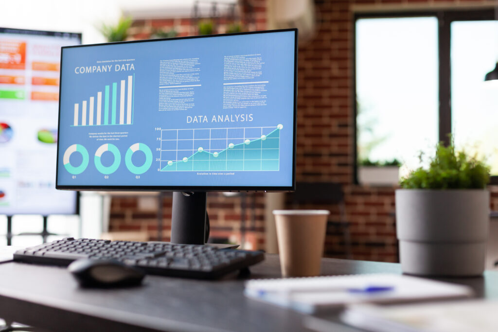 Monitor mostrando gráficas de rendimiento y análisis de datos de campañas en una oficina de Zapopan. Representa las estrategias B2B de performance y marketing digital orientado a resultados para marcas gaming de la agencia Nibel.